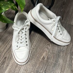 Vince Camuto Rezelli White cream Leather Sneakers women’s 10